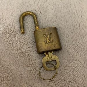 Pre-loved LV Lock & Key Set 321